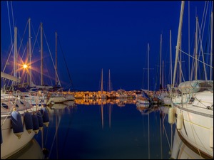 Port nocą z jachtami