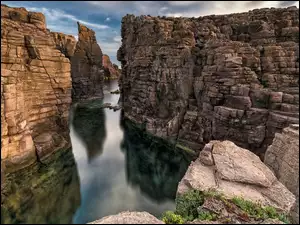 Rzeka płynącą pomiędzy skałami