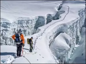Alpiniści w drodze na szczyt