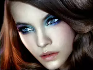 Perfekcyjny makijaż na twarzy niebieskookiej dziewczyny