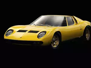 Żółty samochód Lamborghini Miura P400 SV rocznik 1971