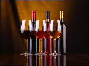 Butelki i kieliszki z winem