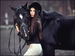 Piękna dżokejka z karym koniem