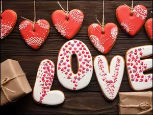Miłosna kompozycja ciasteczek w kształcie serduszek i napisu love z prezentami