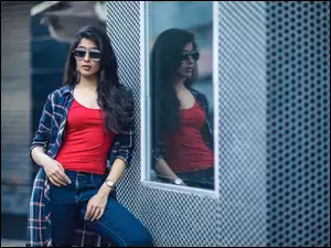 Indyjska aktorka w okularach przeciwsłonecznych