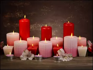 Kompozycja z palącymi się świecami i kwiatami