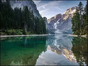 Góry i drzewa odbijają sie w jeziorze