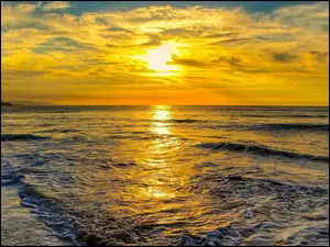 Blask zachodzącego słońca nad morzem