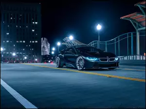 Samochód BMW i8 z roku 2014 mknie po miejskich ulicach