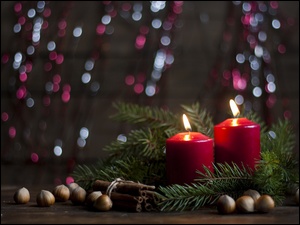 Dekoracyjny świąteczny stroik z świecami i orzechami