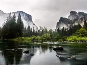 Rzeka płynąca obok gór w Parku Narodowym Yosemite w Kaliforni