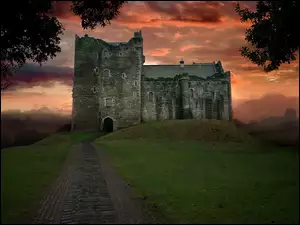 Zamek na wzgórzu o zachodzie słońca
