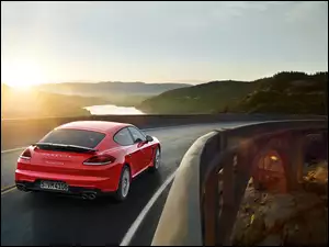 Samochód Porsche Panamera GTS z roku 2015 na autostradzie