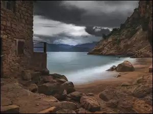 Stary dom przy skałach na Korsyce z widokiem na morze śródziemne