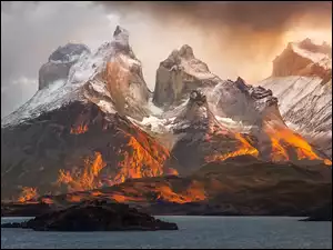 Promienie słońca na górach w Patagonii