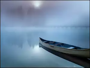 Zamglone jezioro Emerald Lake w Kanadzie