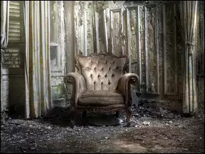 Zniszczone wnętrze z fotelem
