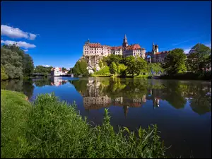 Rzeka z widokiem na Sigmaringen-miasto powiatowe w Niemczech w kraju związkowym Badenia-Wirtembergia