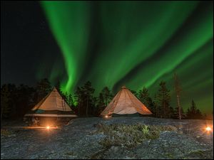Zorza polarna nad namiotami w Laponii