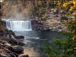 Wodospad spływający ze skał do rzeki