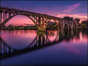 Most Broad Street Bridge nad rzeką Coosa River w amerykańskim mieście Gadsdenm w stanie Alabama
