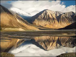 Jezioro Pangong Tso w górach Himalajach w Tybecie