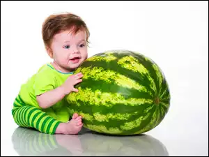 Małe dziecko obejmuje dużego arbuza