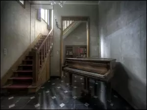 Pianino w korytarzu przy schodach