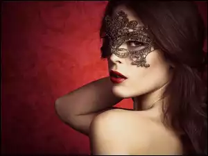 Kobieta z maską na twarzy