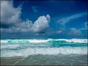 Chmury nad wzburzonym morzem z falami