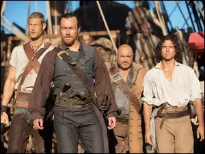 Bohaterowie w scenie z serialu Piraci