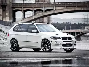 Biały samochód BMW X5 rocznik 2010