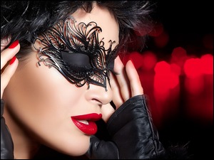 Kobieta z makijażem w czarnej opasce