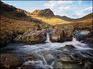 górski wodospad między kamieniami w Anglii