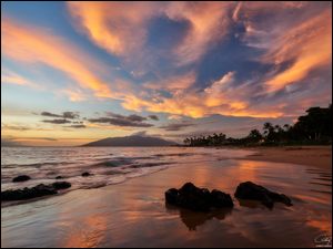 Hawajska plaża w zachodzącym słońcu