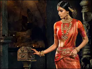 Kobieta w orientalnym indyjskim stroju