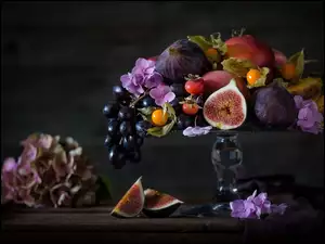 kompozycja owocowa na paterze pełna fig i zwisających winogron