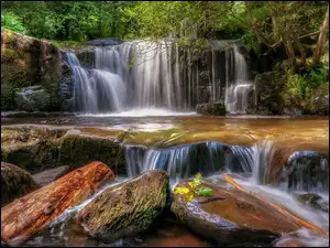Walijski wodospad spływający po skałach