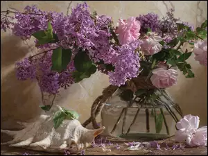 Bukiet kwiatów w wazonie z muszlą obok