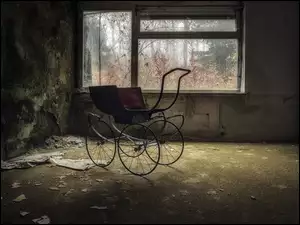 stary model wózka w pokoju z oknem