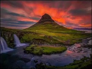 Góra obok wodospadu o zachodzie słońca