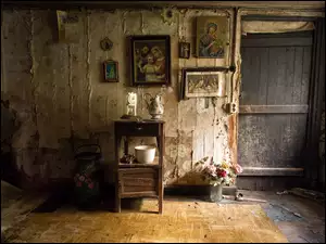 Zniszczone pomieszczenie z obrazami na ścianie