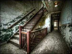 Zaniedbane wnętrze ze schodami
