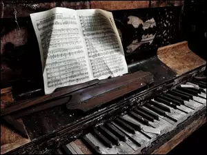 Nuty położone na zniszczonym fortepianie