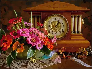 Bukiert kwiatów obok zegara