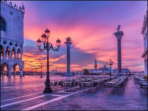 Latarnie na placu nocą w Wenecji