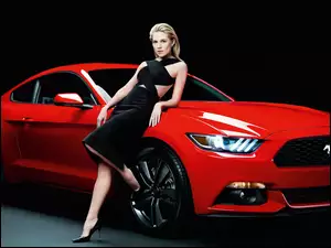 Sienna Miller oparta o czerwonego Forda