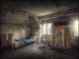 Stary zniszczony pokój z łóżkiem