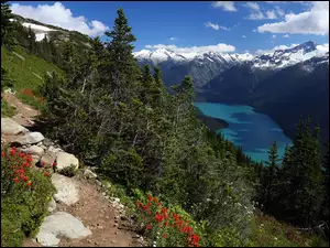 Jezioro Cheakamus na terenie Garibaldi Provincial Park w Kolumbii Brytyjskiej w Kanadzie