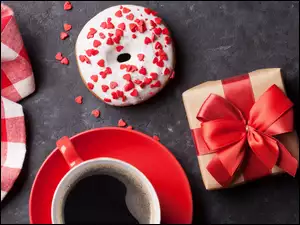Donut obok kawy i prezentu
